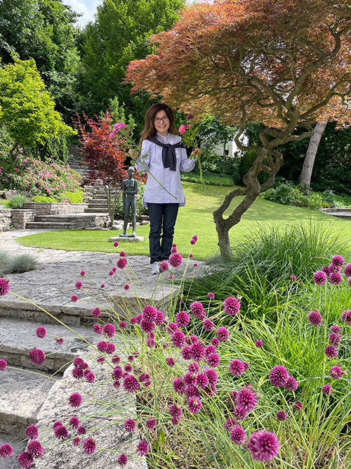 Japanisch-Lehrerin Tomoko Nagai-Kuehnl im Garten der Galerie Swiridoff