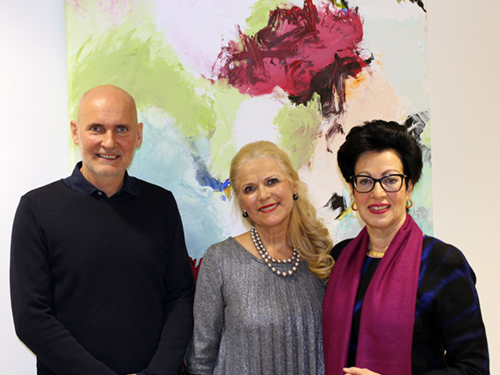Dr. Ralf Keller, Jeanette Sherly Hippelein und SZS vor dem Bild „Terre en Fleurs“