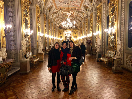 Mit den Kunstbegeisterten Katharina Swiridoff und Costanza Brighina, Galleria degli Specchi, Palazzo Doria Pamphilj, Rome, Italien.